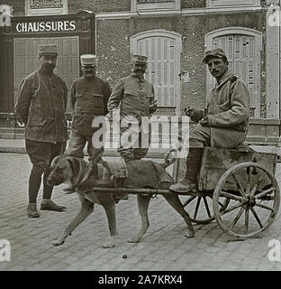 Premiere Guerre mondiale, vie quotidienne des soldats de l'Armée Francaise, jouant avec onu chien pris aux Allemands. Photographie, 1914-1918, Parigi. Foto Stock