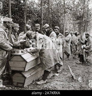 Premiere Guerre mondiale, vie quotidienne des soldats de l'Armée Francaise, dejeunant sur des cercueils servo de table un Carency dans le Pas-de-Cala Foto Stock