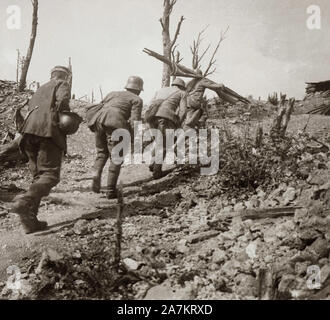 Premiere Guerre mondiale, soldats brancardiers sur les champs de bataille un Douaumont pres de Verdun. Photographie, 1914-1918, Parigi. Foto Stock