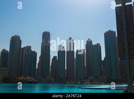 DUBAI, Emirati Arabi Uniti - 17 ottobre 2019: Dubai urban skyline a Burj Khalifa lago vicino al Centro Commerciale Dubai negli Emirati arabi uniti Foto Stock