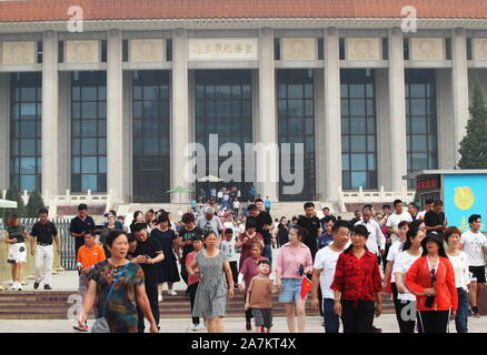 Visita di persona il Presidente Mao Memorial Hall in memoria del 43º anniversario di Mao la morte, Cina, 9 settembre 2019. Foto Stock