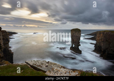 Yesnaby Castello a mare della pila, Yesnaby, Continentale, Orkney, Scozia Foto Stock