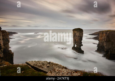 Yesnaby Castello a mare della pila, Yesnaby, Continentale, Orkney, Scozia Foto Stock