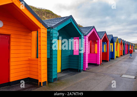 Nuovo chalet sulla spiaggia sulla spianata di Saltburn dal Sea North Yorkshire al termine della loro prima stagione estiva uso Foto Stock