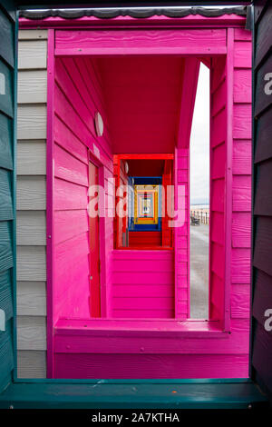 Nuovo chalet sulla spiaggia sulla spianata di Saltburn dal Sea North Yorkshire al termine della loro prima stagione estiva uso Foto Stock