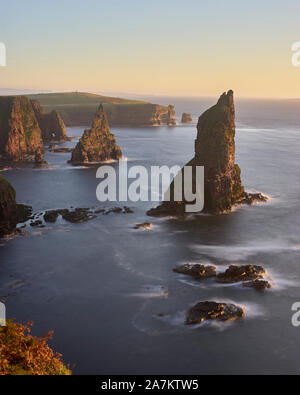 Duncansby pile, Caithness, Highland, Scozia a sunrise Foto Stock