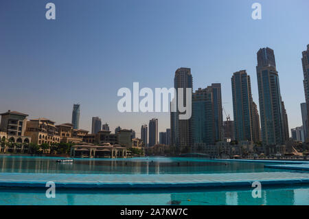 DUBAI, Emirati Arabi Uniti - 17 ottobre 2019: grattacieli e Souk Al Bahar complessa al Lago Fontana, centro commerciale di Dubai, UAE Foto Stock