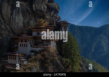 Monastero di Taktshang anche sapere come Taktsang Palphug Monastero di notte Foto Stock