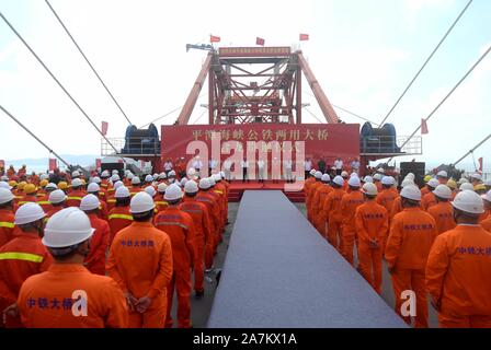 Lavoratori cinesi il lavoro in stretto Pingtan Road-rail Bridge, la più lunga del mondo cross-sea road-rail bridge, nella città di Fuzhou, a sud-est della Cina di Fujian Foto Stock