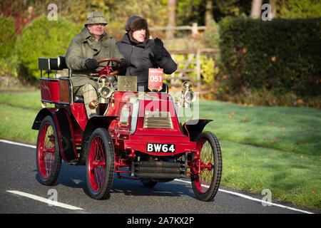 Un 1900 Darracq prende parte alla Bonhams Londra a Brighton Veteran Car Run 2019 Foto Stock