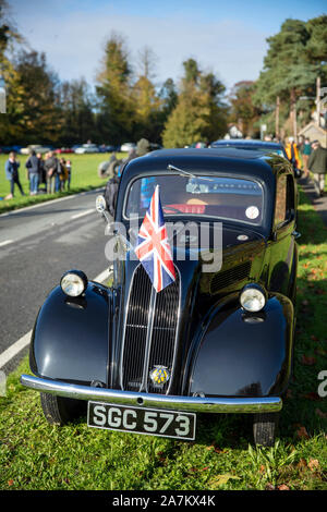 Un auto d'epoca con un Union Jack flag parcheggiato durante la Bonhams Londra a Brighton Veteran Car Run 2019. Foto Stock