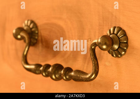Cassetto Vintage maniglia in ottone. Design antichi sfondo. Foto Stock