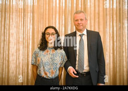 Norimberga, Germania. 03 Nov, 2019. Il neoeletto Norimberga Cristo Bambino, Munsi benigna, insieme con il sindaco della città di Norimberga, Ulrich Maly (SPD, r), terrà una conferenza stampa. Dopo lo scandalo su un razzista commento sulla pagina Facebook di un distretto AfD associazione, di Norimberga, Christkind Munsi benigna, insieme con il Sindaco di Norimberga, Maly (SPD), ha tenuto una conferenza stampa. Credito: Nicolas Armer/dpa/Alamy Live News Foto Stock