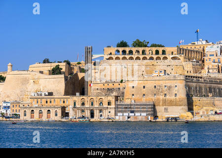 Le fortificazioni di la Valletta a Malta con ascensore per Upper Barrakka Gardens sopra le mura della città, vista dal Grand Harbour. Foto Stock