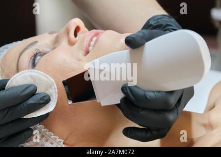 Close-up volto di donna di mezza età su procedure nel salone di bellezza Foto Stock