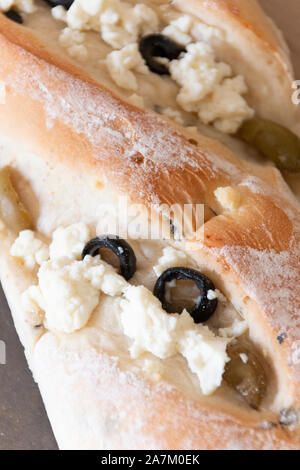 Una vista ravvicinata di fatto in casa oliva fresca e formaggio feta focaccia dal locale mercato degli agricoltori Foto Stock