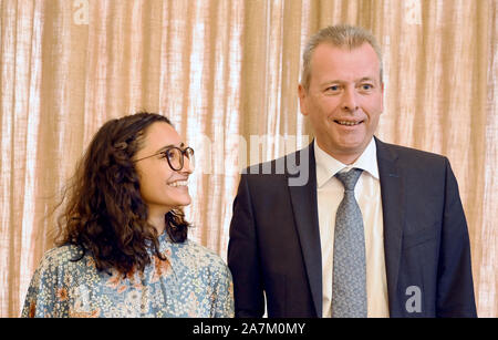 Norimberga, Germania. 03 Nov, 2019. Il neoeletto Norimberga Cristo Bambino, Munsi benigna, insieme con il sindaco della città di Norimberga, Ulrich Maly (SPD, r), terrà una conferenza stampa. Dopo lo scandalo su un razzista commento sulla pagina Facebook di un distretto AfD associazione, di Norimberga, Christkind Munsi benigna, insieme con il Sindaco di Norimberga, Maly (SPD), ha tenuto una conferenza stampa. Credito: Nicolas Armer/dpa/Alamy Live News Foto Stock