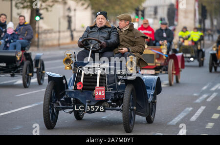 Whitehall, Londra, Regno Unito. Il 3 novembre 2019. Il 123º anniversario Bonhams Londra a Brighton Veteran Car Run arrivano a Whitehall sul percorso a Brighton Foto Stock