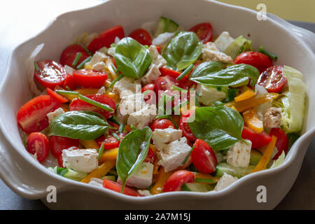 Una vista ravvicinata di un fresco giardino luminoso insalata con tutti i deliziosi ingredienti Foto Stock