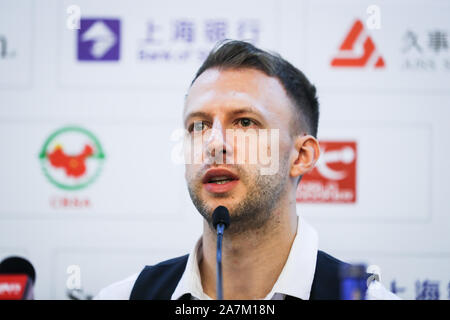 Judd Trump di Inghilterra assiste la conferenza stampa dopo il match contro David Gilbert di Inghilterra al secondo round del 2019 Snooker Masters di Shanghai ho Foto Stock