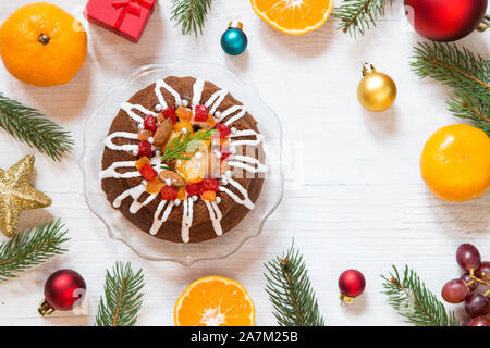 Torta di Natale con le arance e ornamenti colorati Foto Stock