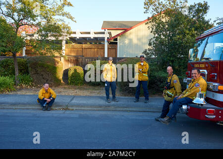 Vigili del fuoco successivo riposo red fire carrello dopo aver combattuto contro il fuoco Kincade in Windsor, Sonoma County, California. Foto Stock