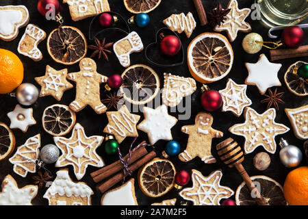 Gingerbread cookies con spezie e ornamenti di vacanza Foto Stock