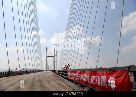 Lavoratori cinesi il lavoro in stretto Pingtan Road-rail Bridge, la più lunga del mondo cross-sea road-rail bridge, nella città di Fuzhou, a sud-est della Cina di Fujian Foto Stock