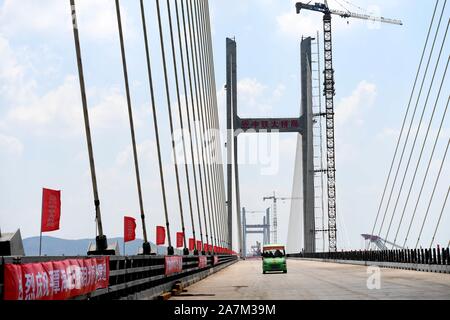 Lavoratori cinesi il lavoro in stretto Pingtan Road-rail Bridge, la più lunga del mondo cross-sea road-rail bridge, nella città di Fuzhou, a sud-est della Cina di Fujian Foto Stock