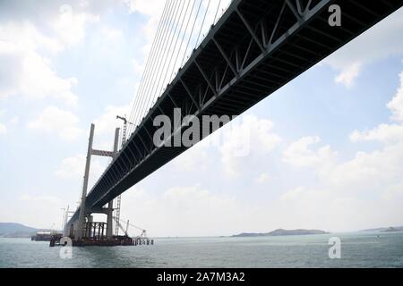 Lavoratori cinesi il lavoro in stretto Pingtan Road-rail Bridge, la più lunga del mondo cross-sea road-rail bridge, nella città di Fuzhou, a sud-est della Cina di Fujian Foto Stock