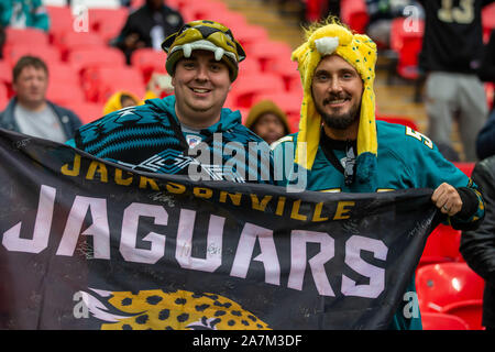 Lo stadio di Wembley, Londra, Regno Unito. 3 Novembre, 2019. National Football League, Houston Texans rispetto a Jacksonville Jaguars; un paio di giaguari ventole - uso editoriale Credito: Azione Sport Plus/Alamy Live News Foto Stock