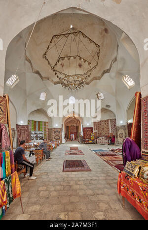 Tappeti interno Tim-Abdullakhan Bazaar, antica Cupola di Trading a Bukhara, Uzbekistan in Asia centrale Foto Stock