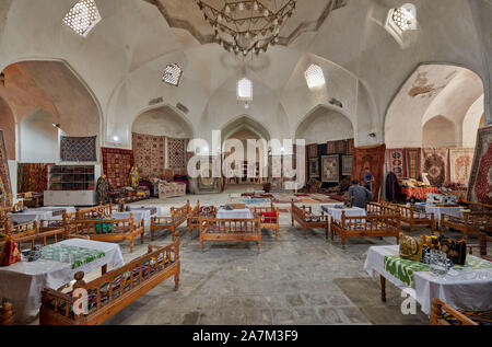 Tappeti interno Tim-Abdullakhan Bazaar, antica Cupola di Trading a Bukhara, Uzbekistan in Asia centrale Foto Stock