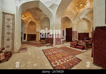 Tappeti interno Tim-Abdullakhan Bazaar, antica Cupola di Trading a Bukhara, Uzbekistan in Asia centrale Foto Stock