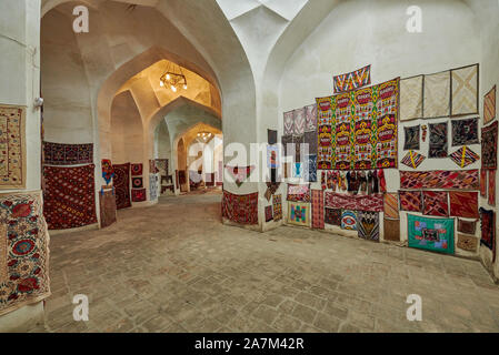 Tappeti interno Tim-Abdullakhan Bazaar, antica Cupola di Trading a Bukhara, Uzbekistan in Asia centrale Foto Stock