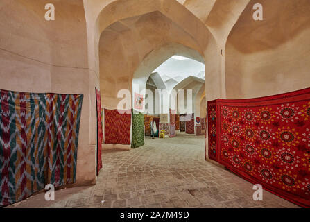 Tappeti interno Tim-Abdullakhan Bazaar, antica Cupola di Trading a Bukhara, Uzbekistan in Asia centrale Foto Stock