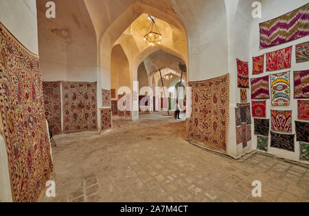 Tappeti interno Tim-Abdullakhan Bazaar, antica Cupola di Trading a Bukhara, Uzbekistan in Asia centrale Foto Stock