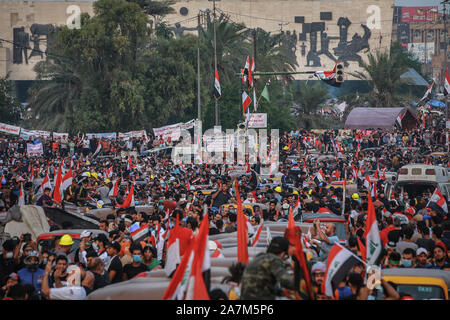 Baghdad in Iraq. 03 Nov, 2019. I manifestanti si riuniranno presso Piazza Tahrir durante un governo anti-protesta. Credito: Ameer Al Mohammedaw/dpa/Alamy Live News Foto Stock