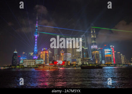 Vista notturna del Fiume Huangpu e il Quartiere Finanziario di Lujiazui con grattacieli e edifici ad alta a Pudong, Shanghai, Cina Foto Stock