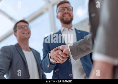 Close up. handshake partner aziendali su uno sfondo sfocato Foto Stock