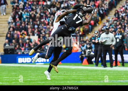 Londra, Regno Unito. Il 3 novembre 2019. Giaguari wide receiver, DJ Chark Jr. (17) afferra la palla guardato da texani Cornerback, Johnathan Joseph (24) durante la prima metà della partita di NFL Houston Texans v Jacksonsville giaguari allo Stadio di Wembley, gioco 4 di questo anno la NFL Giochi di Londra. Credito: Stephen Chung / Alamy Live News Foto Stock