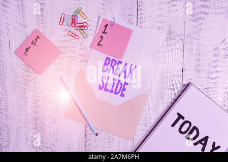 Parola di scrittura di testo diapositiva di rottura. Foto di business che mostra una buona copertura scorrevole per ciascuna sezione della presentazione della busta di carta in foglio sticky notes bal Foto Stock