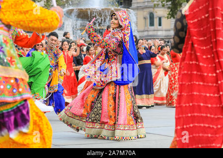 Trafalgar Square, Londra, 03 novembre 2019. Una giovane donna in gujarati costumi folk. Gruppi di Ballo in abiti colorati al Gran Ballo Annakut prestazioni di apertura con oltre 220 partecipanti da tutta Londra inizia del giorno di festa. Diwali Festival delle Luci celebrazioni ritorno a Trafalgar Square con la danza e la fase culturale spettacoli, laboratori alimentari e dono bancarelle e attività per i visitatori a godere. Credito: Imageplotter/Alamy Live News Foto Stock