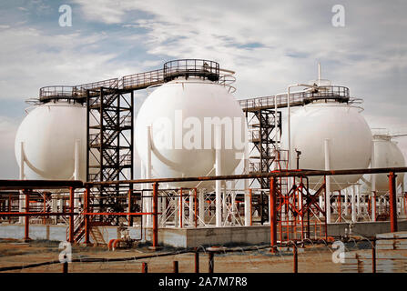 Serbatoi a sfera per gas di petrolio liquefatti. Close-up. Foto Stock