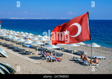 Bandiera turca, Antalya, Konyaalti, turco destinazione di vacanza, Turchia Costa turchese, Mare Mediterraneo, Foto Stock