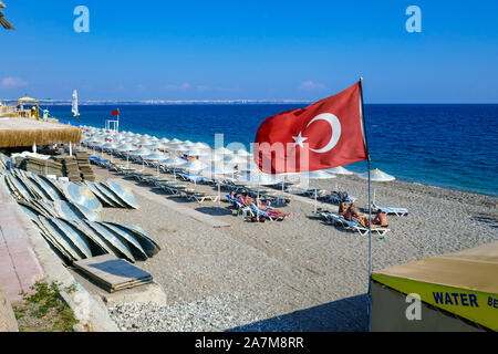 Bandiera turca, Antalya, Konyaalti, turco destinazione di vacanza, Turchia Costa turchese, Mare Mediterraneo, Foto Stock