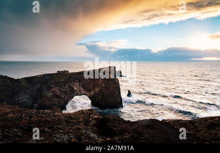 Dyrholaey penisola in Islanda con splendide rocce vulcaniche in mare Foto Stock