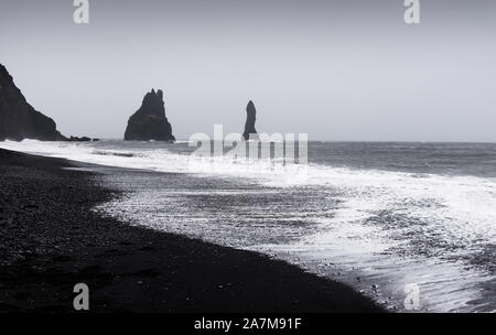 Drammatico paesaggio di sabbia nera spiaggia Reynisfjara in Islanda in un giorno nuvoloso Foto Stock