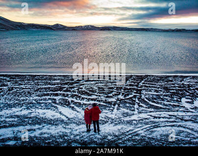 Giovane godendo Kleifarvatn paesaggio lacustre in Islanda vista aerea Foto Stock