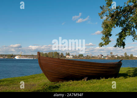 Ust-Izhora, San Pietroburgo, Russia - 29 settembre 2018:Barca Slawiya vicino al Museo Diorama (la battaglia della Neva nel 1240) accanto al fiume Neva Foto Stock